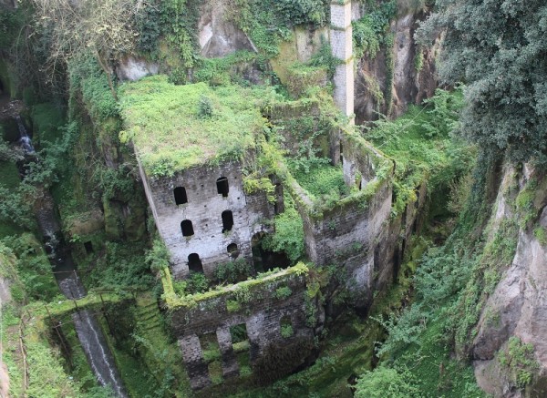 ancient_ruins_covered_in_ivy