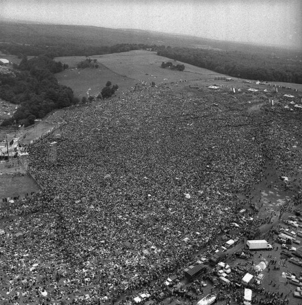 crowd_at_woodstock_concert_thinking_lefty_thoughts