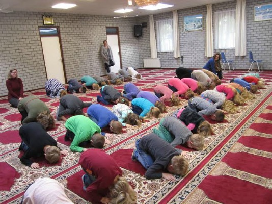 female_teachers_induce_norwegian_students_to_pray_to_allah