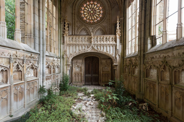 interior_of_an_abandoned_church