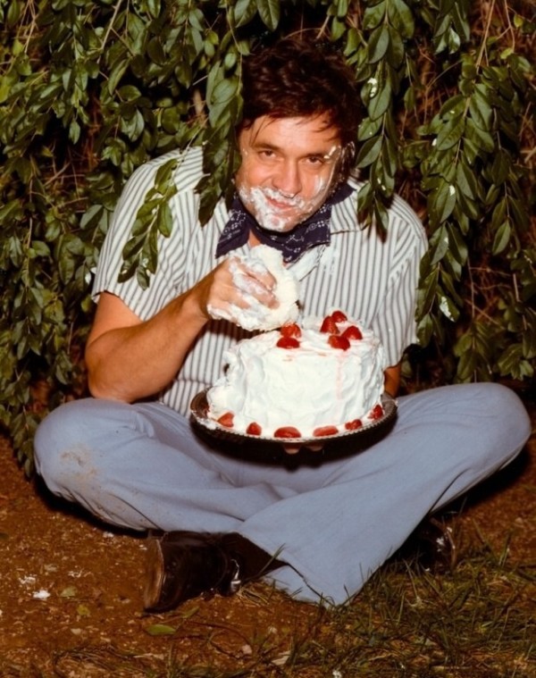 johnny_cash_eating_a_cake