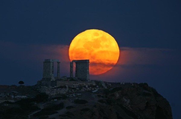 moonrise_over_ancient_ruins