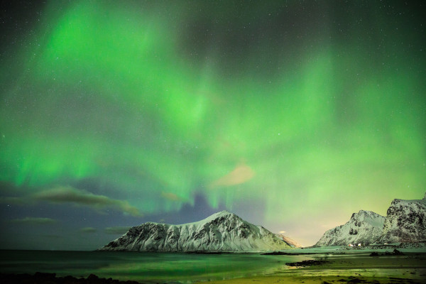 northern_lights_at_sea