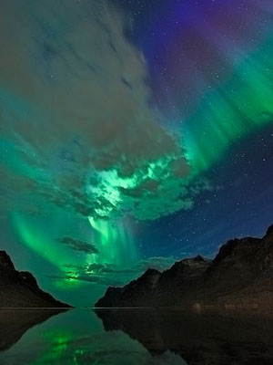 northern_lights_over_restful_fjord