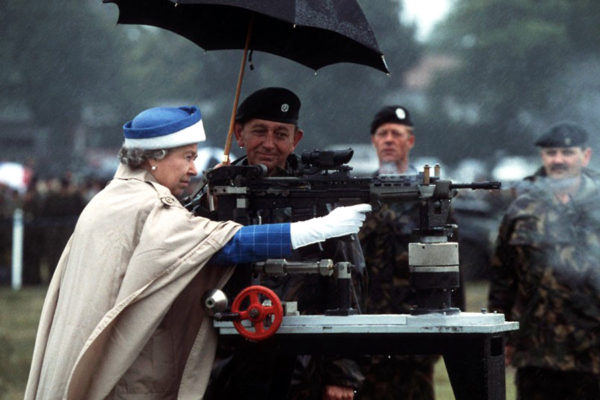 queen_elizabeth_ii_with_machine_gun